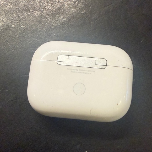 APPLE AirPods Pro 2 Charging Case - Picture 2 of 4